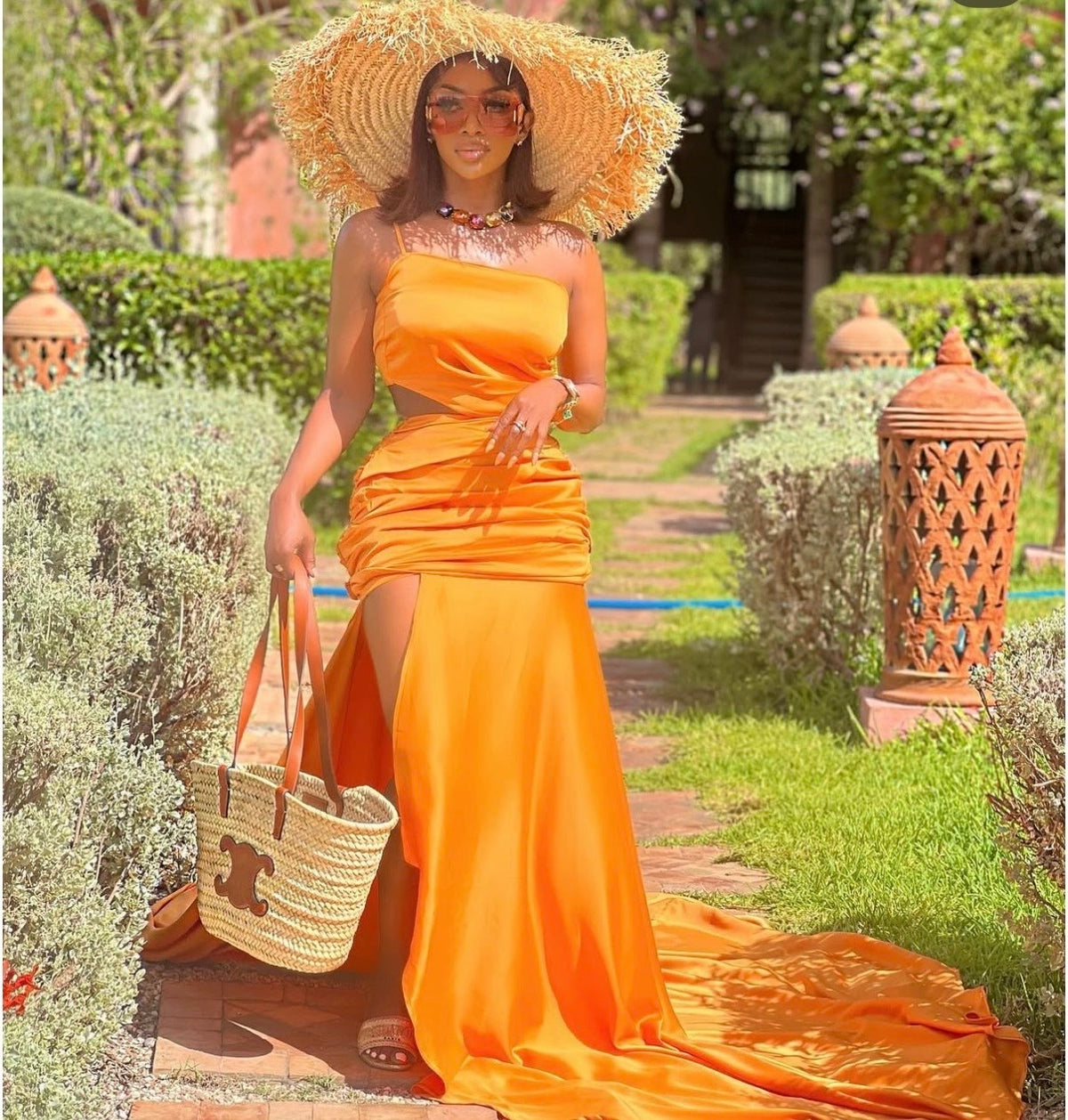 Golden Silhouette Dress with One-shoulder Arm